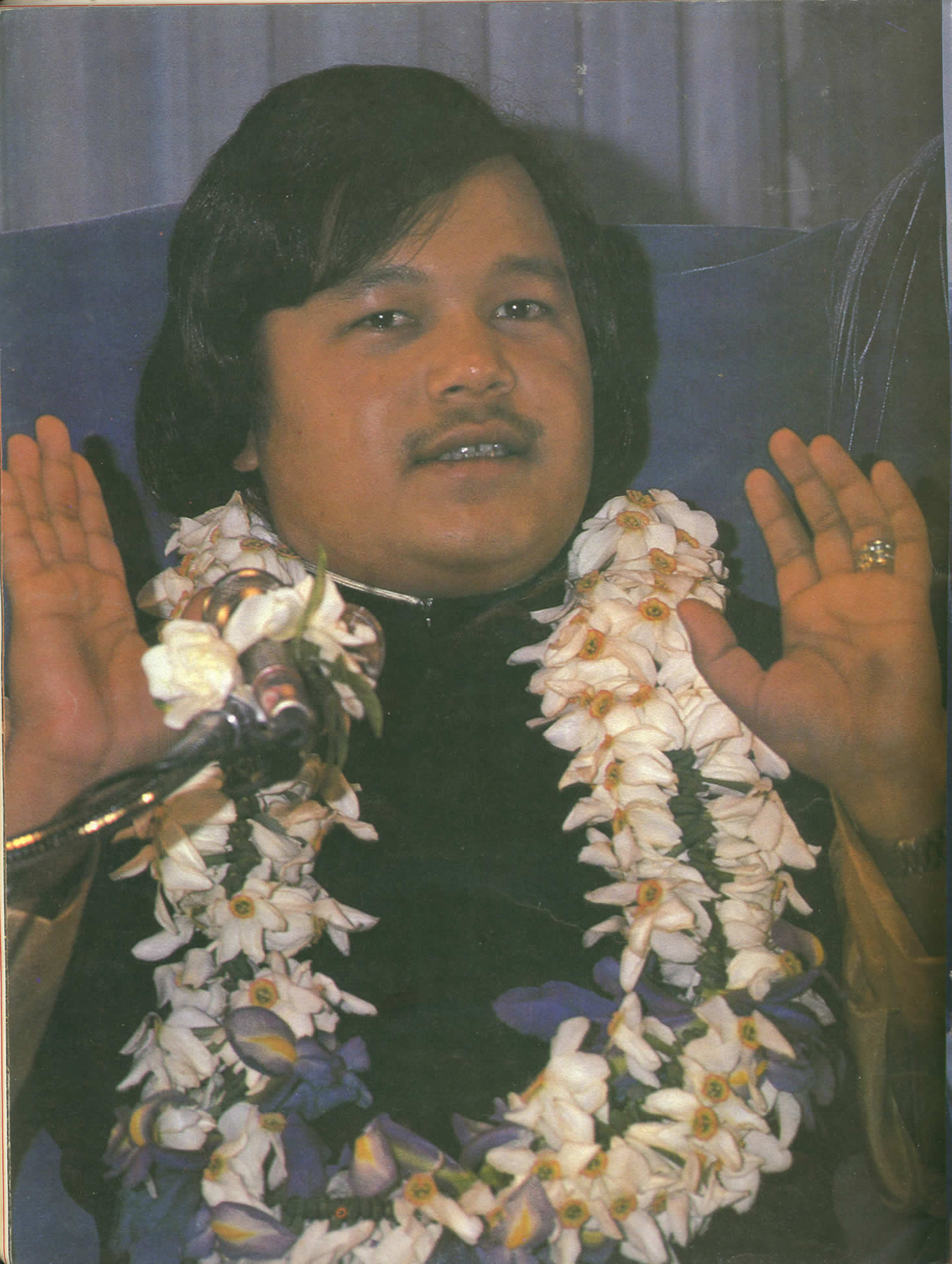 page20_centerfold_maharaji.jpg 212.9K